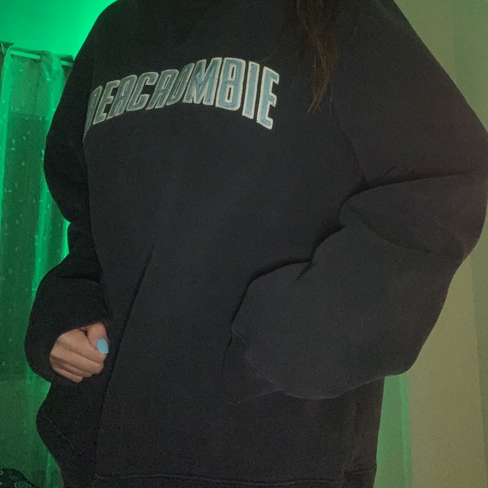 SUPER CUTE VINTAGE AMBERCROMBIE CREWNECK💙🤍